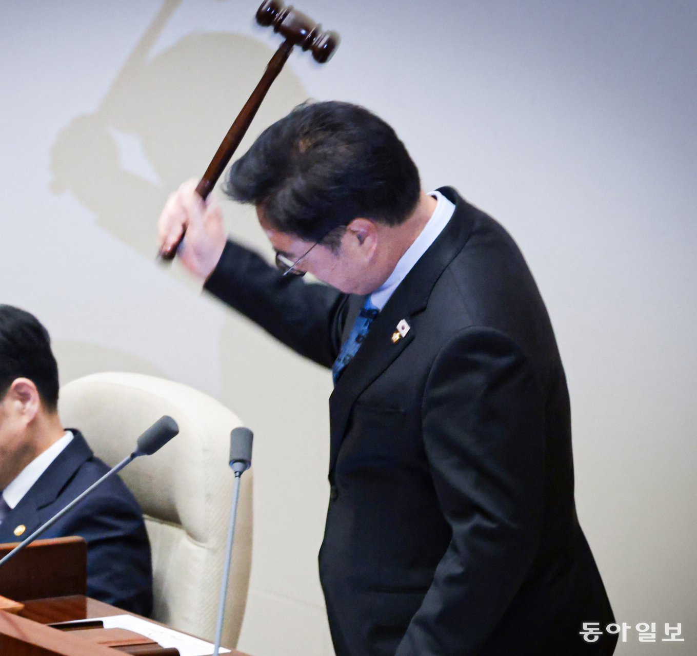 우원식 국회의장이 8일 서울 여의도 국회 본회의장에서 본회의 산회를 선포하며 의사봉을 세게 두드리고 있다. 우 의장은 이날 헌법 개정안 표결을 위해 본회의를 열었으나 개헌안과 50개 민생 법안에 대해 전부 필리버스터(무제한 토론)를 신청한 국민의힘을 질타하며 개헌안 등 모든 법안을 상정하지 않고 산회했다. 이훈구 ufo@donga.com·박형기 기자 oneshot@donga.com