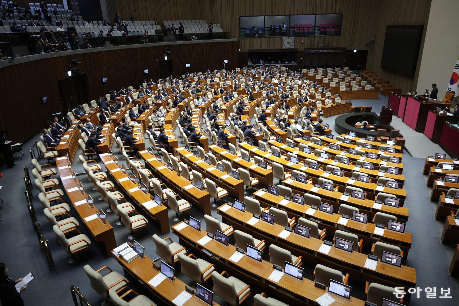 우원식 국회의장이 8일 서울 여의도 국회에서 열린 제435회국회(임시회) 본회의 산회를 선포하고 있다. 국민의힘 의원들의 의석이 비어있다. 박형기 기자 oneshot@donga.com