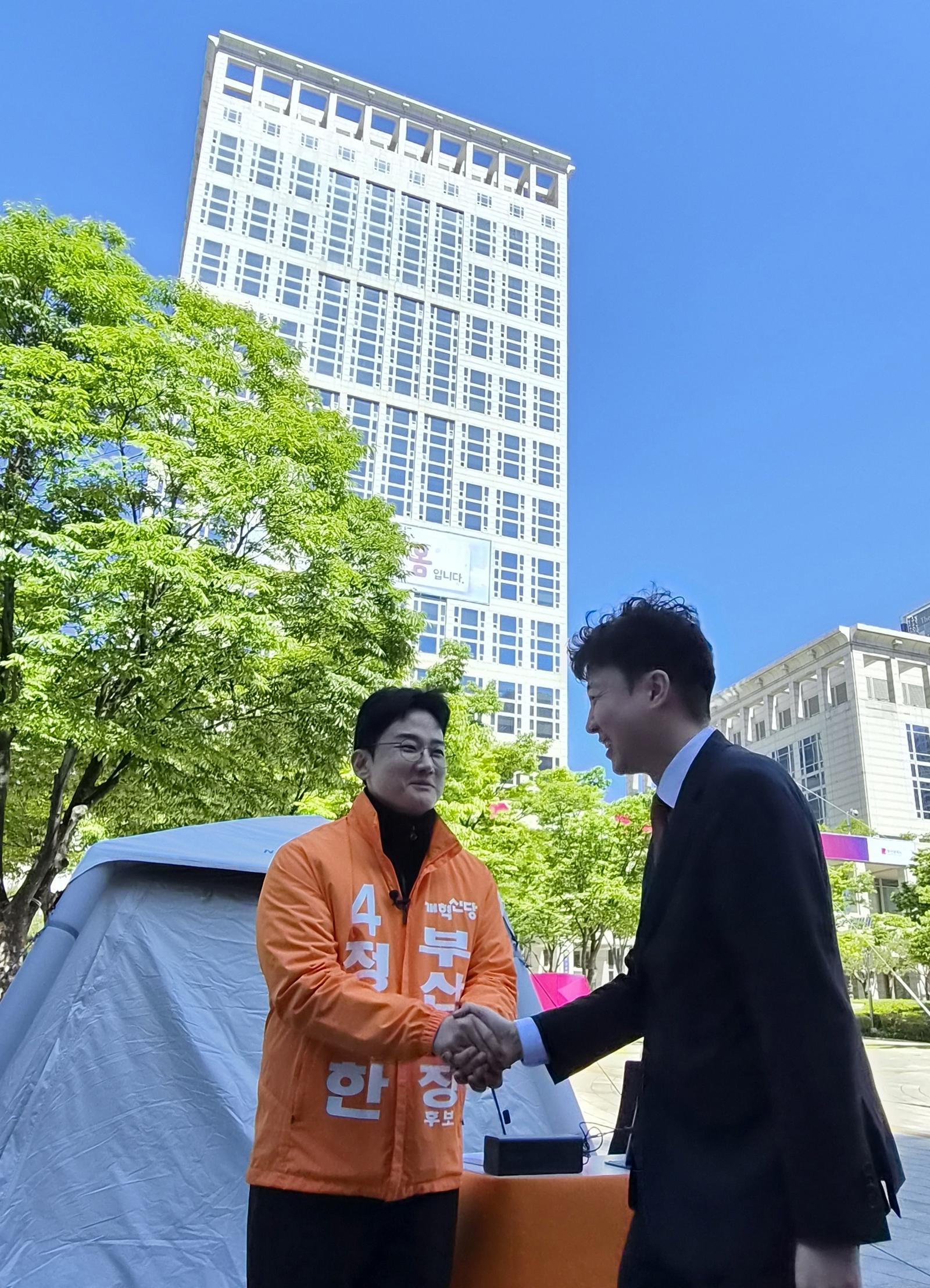 이준석 개혁신당 대표가 9일 TV토론회 배제 결정 철회를 촉구하며 부산시청 앞에서 단식 농성 중인 개혁신당 정이한 부신시장 예비후보를 찾아 격려하고 있다. 2026.5.9 뉴스1