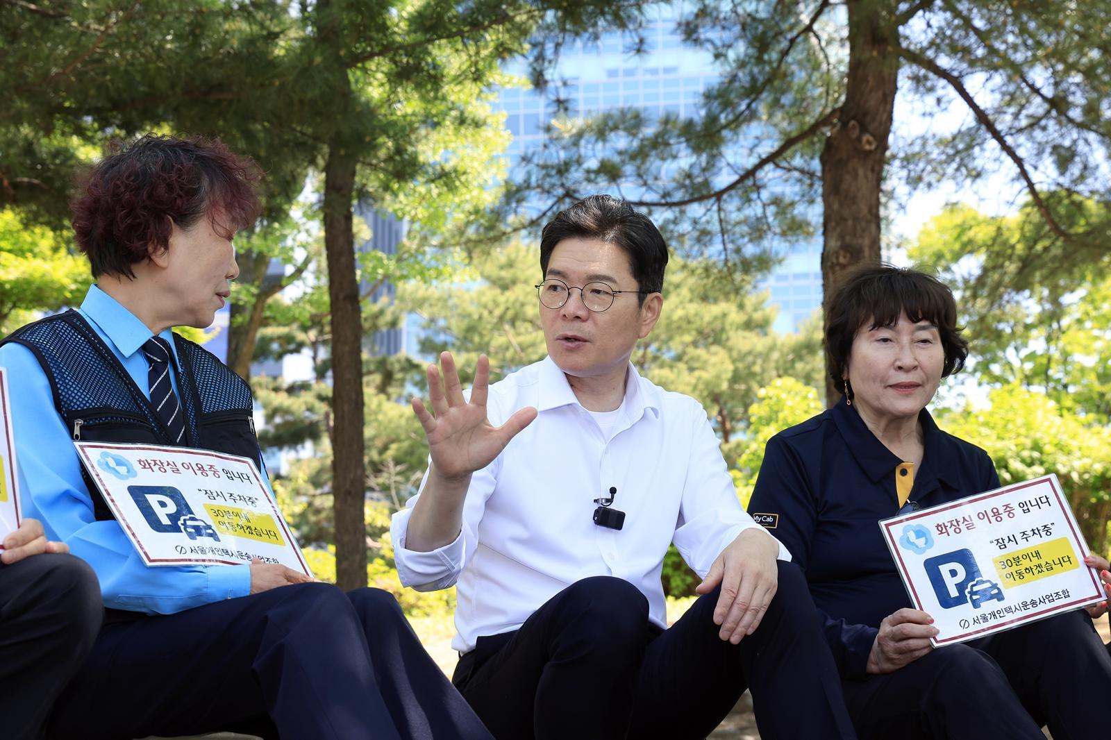 정원오 더불어민주당 서울시장 후보가 9일 오후 서울 영등포구 여의도공원에서 진행된 ‘찾아가는 서울 인(人)터뷰 4탄 택시운수종사자편’에서 참석자들과 대화를 나누고 있다. 뉴스1