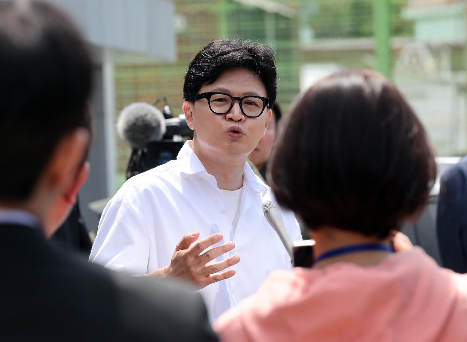 한동훈 전 국민의힘 대표가 4일 부산 북구선거관리위원회에서 부산 북갑 국회의원 보궐선거 예비후보 등록을 한 뒤 소감을 밝히고 있다. 2026.05.04 뉴시스