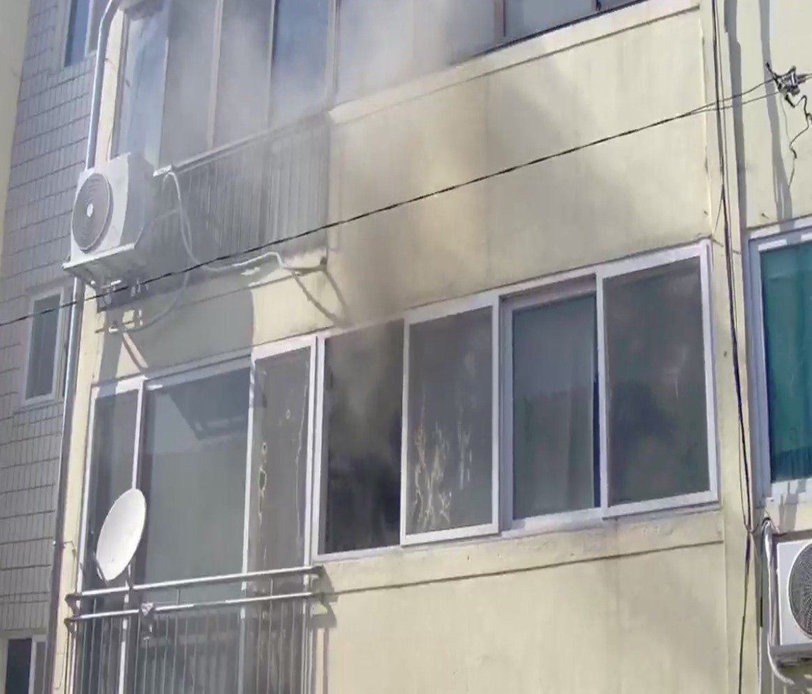 익산 신동 연립주택 화재…30대 남성 2도 화상