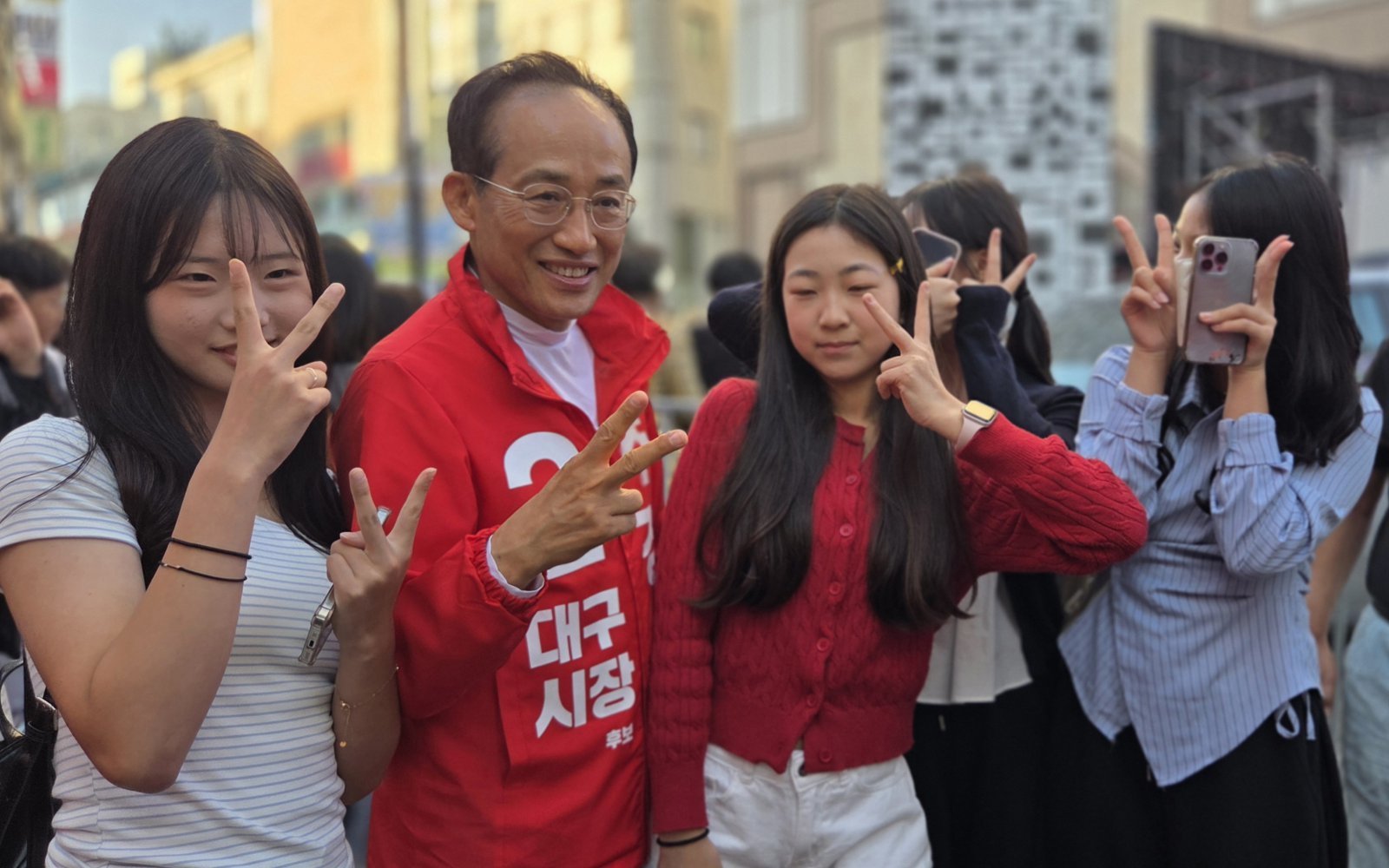 추경호 국민의힘 대구시당 예비후보가 9일 대구 중구 동성로축제 현장에서 시민들과 사진을 찍으며 인사를 나누고 있다. 2026.5.9 ⓒ 뉴스1