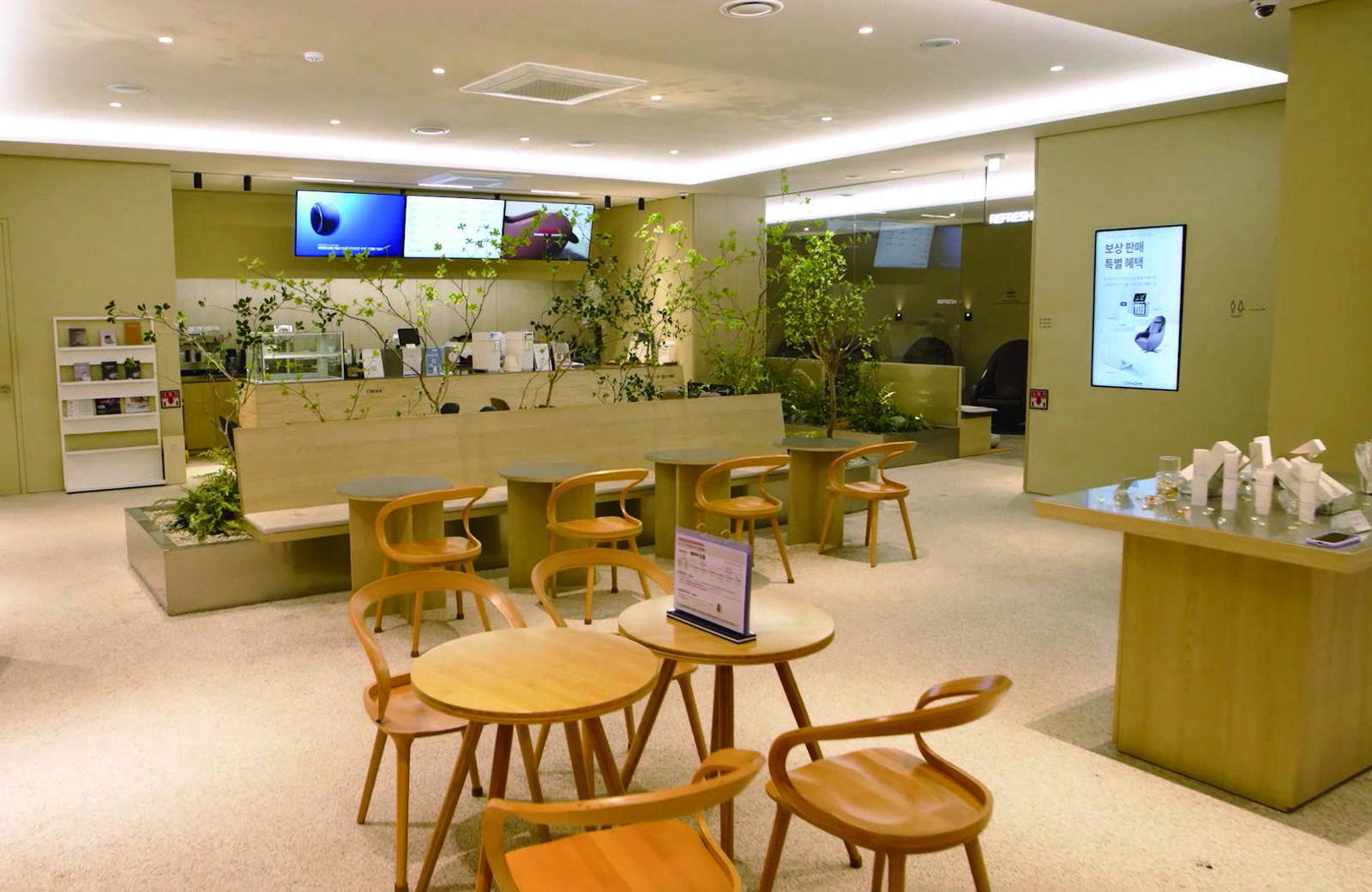 음료 한 잔을 주문하면 30분 안팎의 세라젬 의료기기 체험을 무료로 제공하는 ‘세라젬 웰카페’ 전경. 세라젬 제공