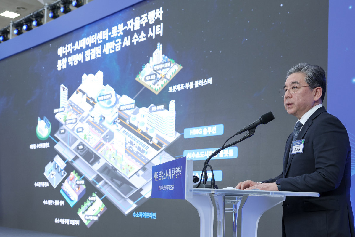 장재훈 현대자동차그룹부회장이 2월 27일 전북 군산시 새만금컨벤션센터에서 열린 ‘새만금 로봇·수소·AI시티 투자 협약식’에 참석해 투자계획을 발표하고 있다. 청와대사진기자단