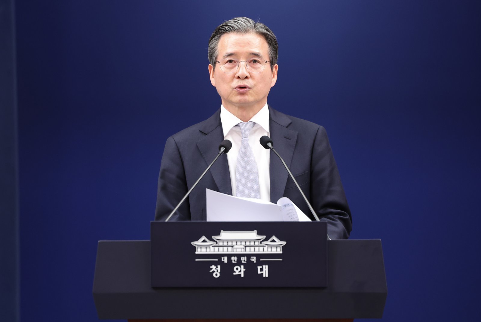 김용범 정책실장이 27일 청와대 춘추관에서 데미스 하사비스 구글 딥마인드 공동창업자 겸 대표 접견 관련 브리핑을 하고 있다. 2026.4.27 뉴스1