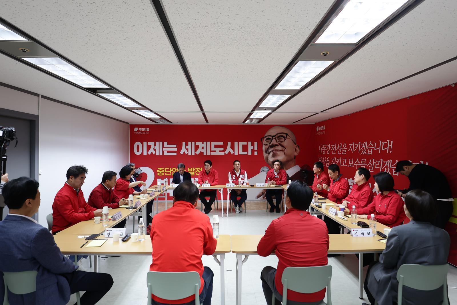 국민의힘 박형준 부산시장 후보가 10일 부산 부산진구 선거사무소에서 선거대책위원회 회의를 주재하고 있다. 박형준 후보 캠프 제공