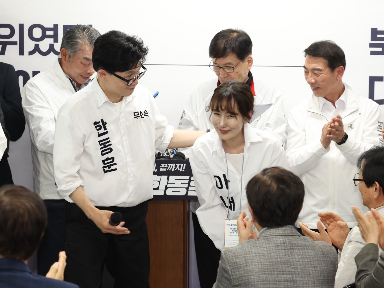 ‘찰밥 할머니’ 모셔온 한동훈 “청와대 가면 제일 먼저 모시겠다”