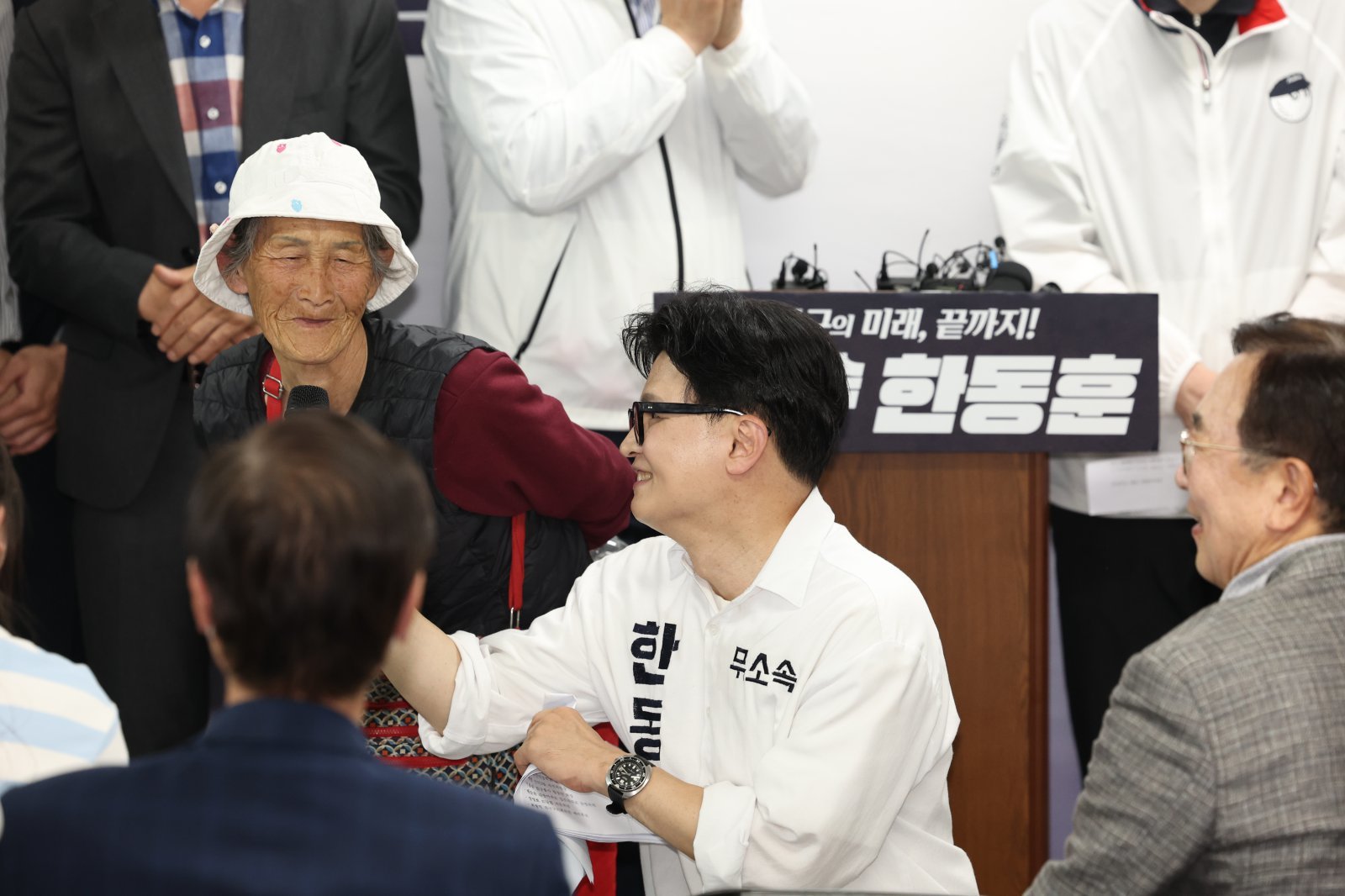 한동훈 무소속 6·3 국회의원 부산 북구갑 보궐선거 후보가 10일 부산 북구 선거 캠프에서 열린 선거 사무소 개소식에서 찰밥 할머니를 소개하고 있다. 2026.05.10.[부산=뉴시스]