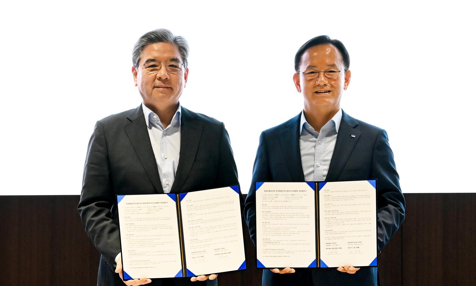 장재훈 현대차그룹 부회장(왼쪽)과 김종출 한국항공우주산업(KAI) 사장이 8일 ‘항공용 전동화 파워트레인을 기반으로 하는 미래 항공 모빌리티 기체 공동 개발 협약’을 체결한 뒤 기념 촬영을 하고 있다. 현대자동차그룹 제공