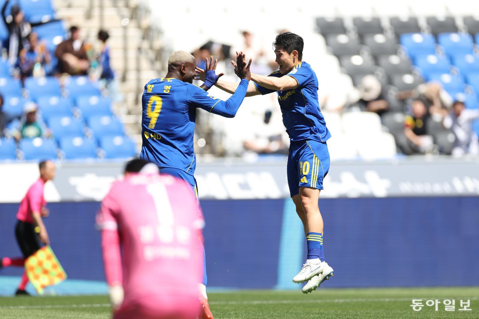 프로축구 울산의 이동경(오른쪽)이 10일 열린 부천과의 K리그1 방문경기에서 전반 24분 선제 결승골을 넣고 말컹(왼쪽)과 하이파이브를 하며 기쁨을 나누고 있다. 울산은 부천을 1-0으로 꺾고 전북을 제치고 2위로 올라갔다. 한국프로축구연맹 제공