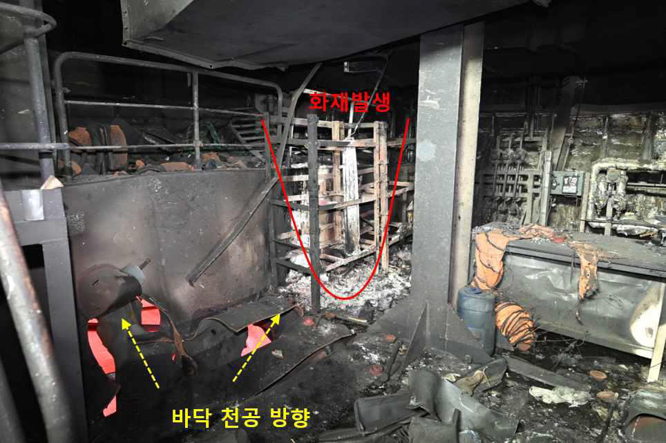 외교부는 10일 “호르무즈 해협에 정박중이던 HMM 나무호 관련 정부 합동 조사단이 현장 조사를 지난 8일 실시했다”며 “조사 결과 지난 4일 미상의 비행체가 HMM 선미를 타격한 것으로 확인됐다”고 밝혔다.  박일 외교부 대변인은 이날 브리핑에서 “CCTV 영상에 해당 비행체가 포착됐으나 발사 주체 정확한 기종 및 물리적 크기 등을 확인하기에는 제약이 있는 상황”이라며 “현장에서 수거된 비행체 엔진 잔해 등을 추가 분석할 예정”이라고 말했다. 사진은 미상의 비행체 타격으로 화재가 발생한 나무호 내 모습. (사진=외교부 제공) 2026.05.10.