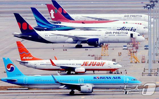 항공기들이 인천국제공항 계류장에서 대기하고 있다. 뉴스1