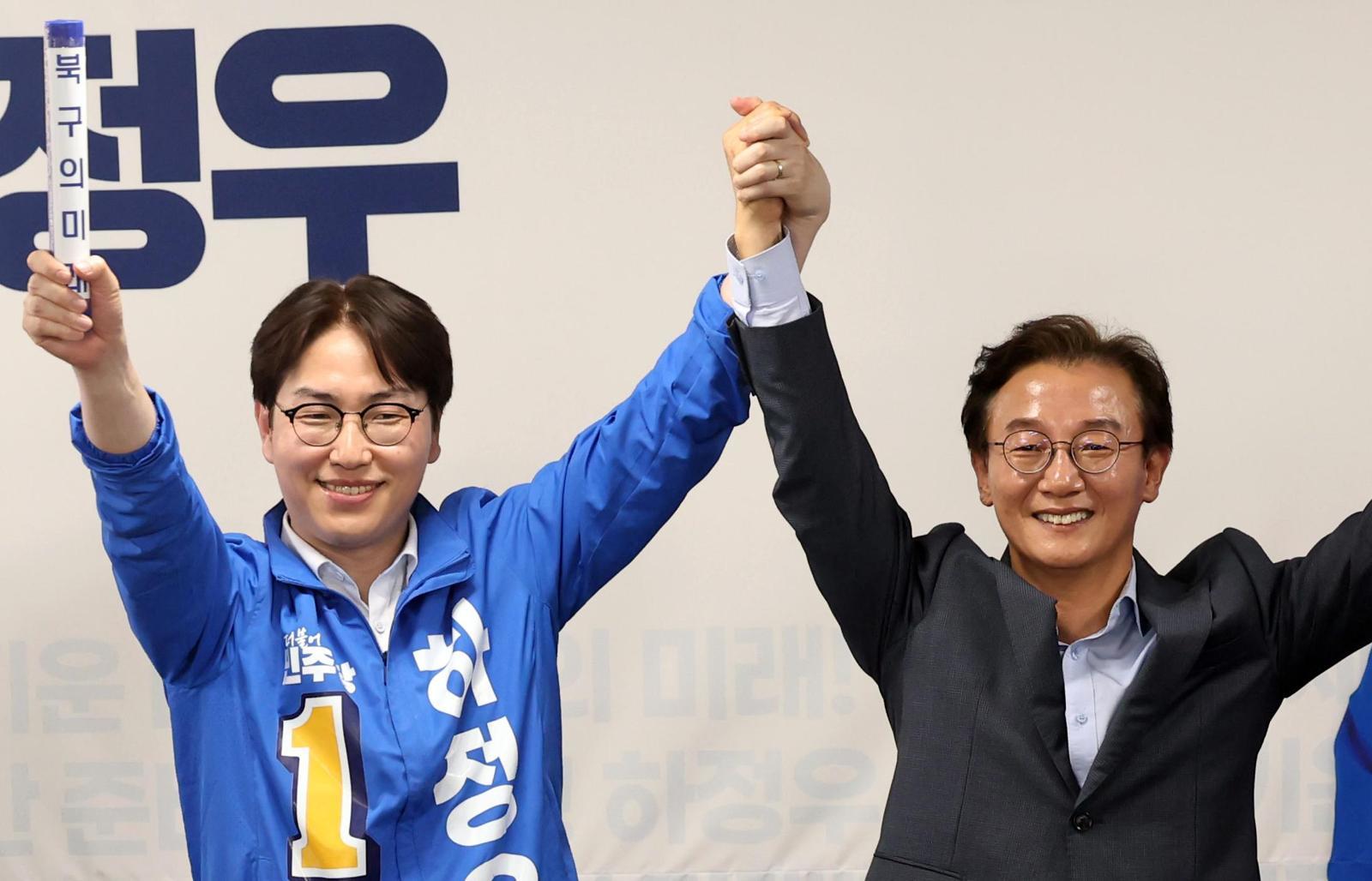 부산 북갑 국회의원 보궐선거에 출마한 더불어민주당 하정우 후보(왼쪽)가 10일 부산 북구 구포동의 한 빌딩에서 선거사무소 개소식을 열었다. 하 후보가 전재수 부산시장 후보로부터 ‘북구의 미래’라고 적힌 바통을 넘겨받은 뒤 함께 인사하고 있다. 부산=뉴시스