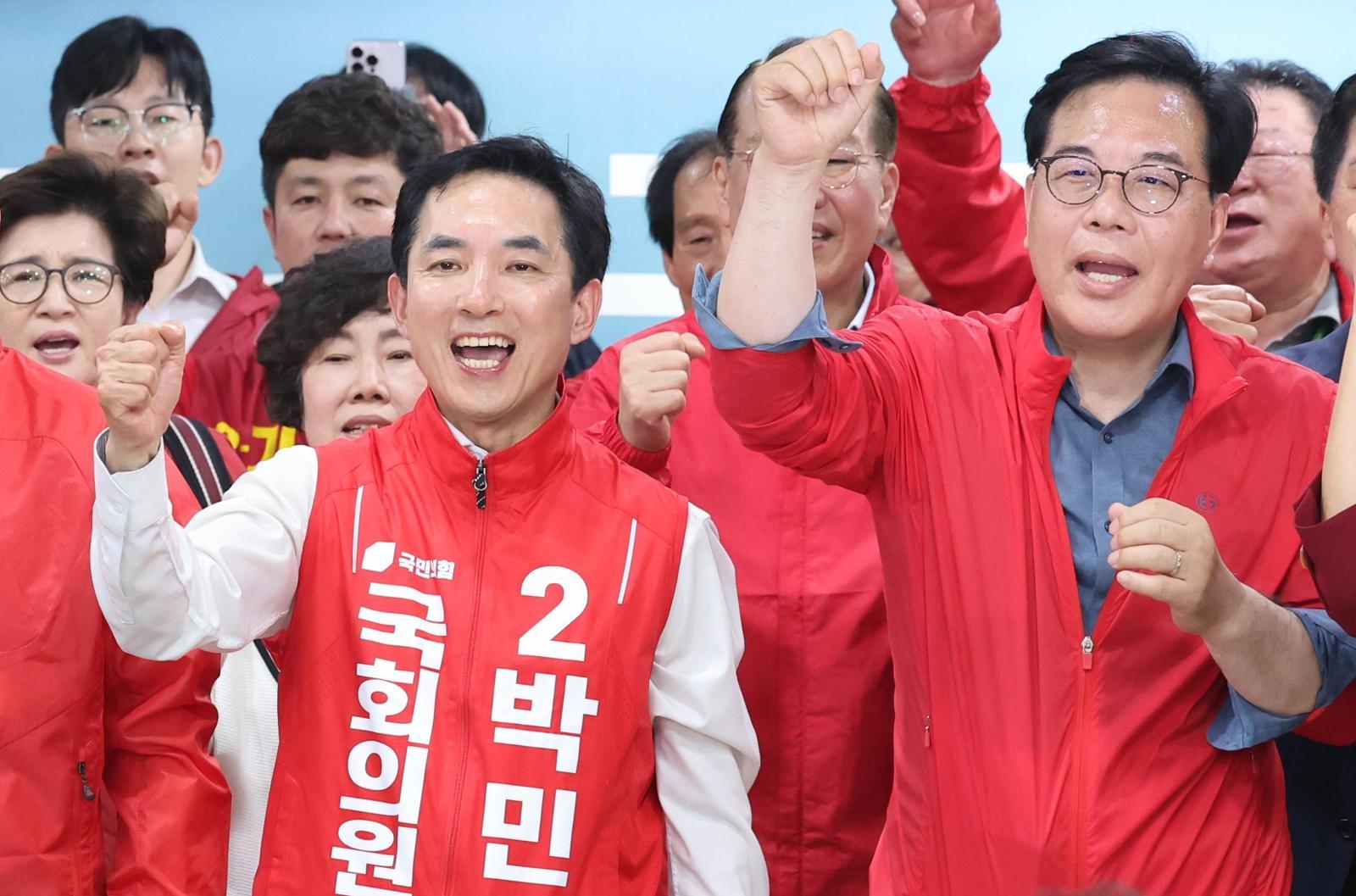 부산 북갑 국회의원 보궐선거에 출마한 국민의힘 박민식 후보(왼쪽)가 10일 부산 북구 덕천동에서 열린 선거사무소 개소식에서 송언석 원내대표 등과 함께 파이팅을 외치고 있다. 개소식에는 당 지도부와 중진 의원들이 총출동했다. 부산=뉴스1