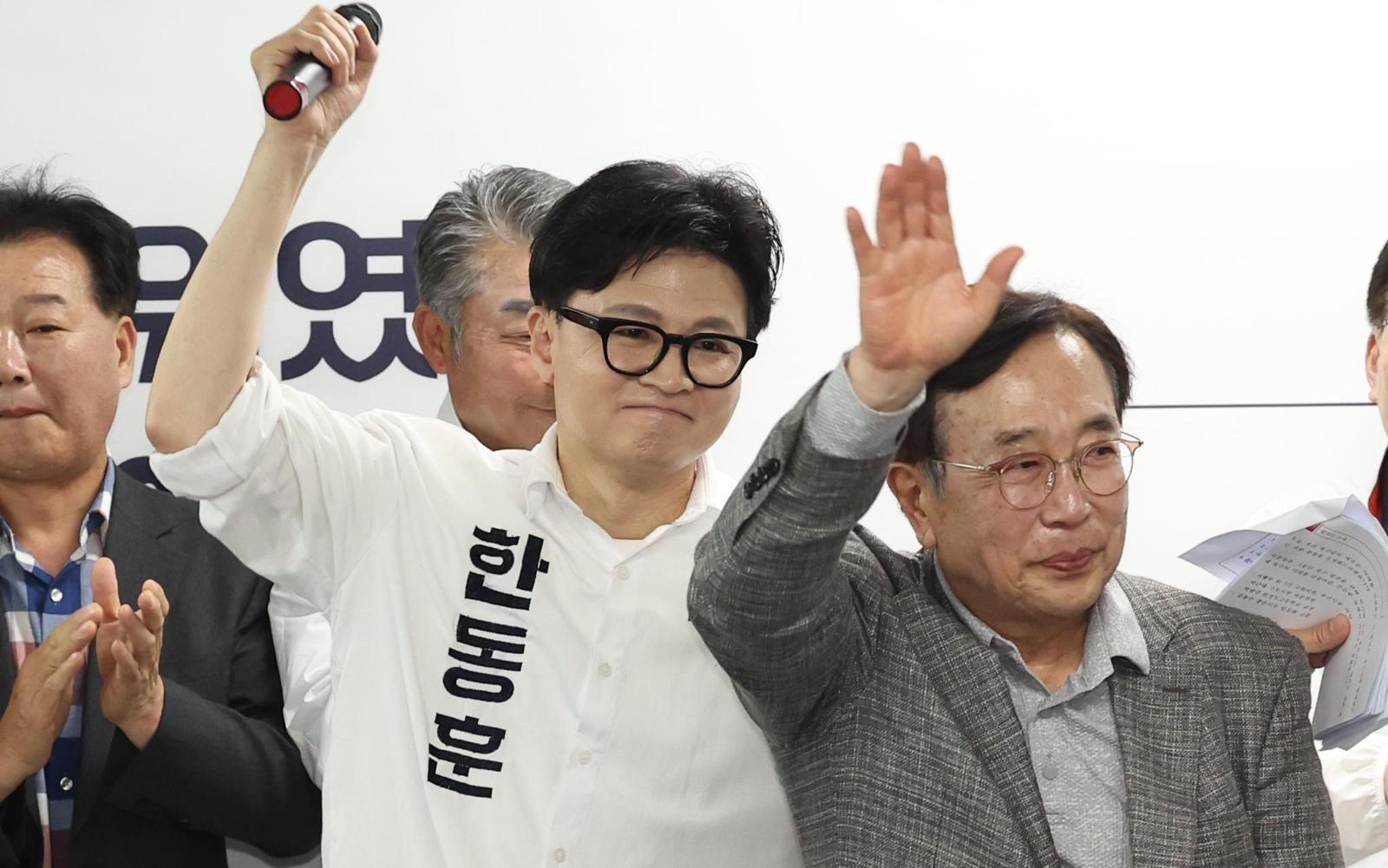 부산 북갑 국회의원 보궐선거에 무소속으로 출마한 한동훈 전 국민의힘 대표가 10일 부산 북구 덕천동 한 건물에서 선거사무소 개소식을 열었다. 한 전 대표가 명예선거대책위원장을 맡은 서병수 전 의원(오른쪽)을 소개하고 있다. 부산=뉴시스