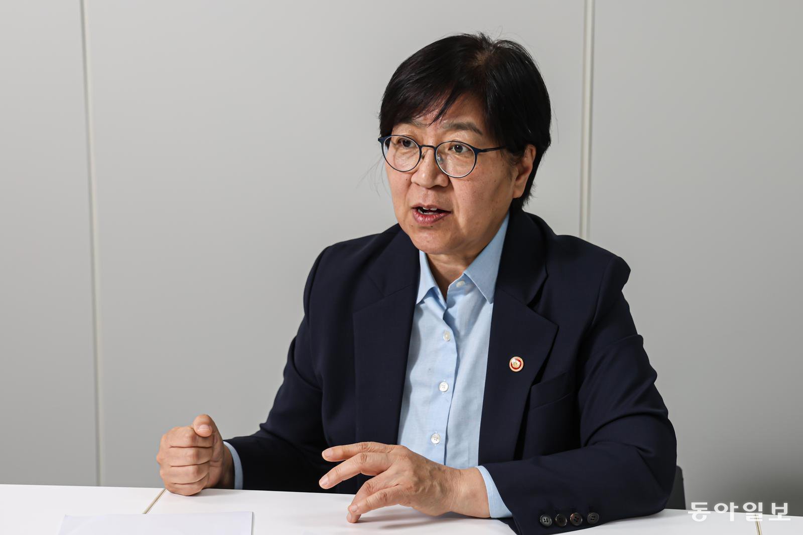 정은경 보건복지부 장관이 8일 서울 중구 서울스퀘어에서 진행한 본보와의 인터뷰에서 임종기 환자를 위한 호스피스 확대 계획을 설명하고 있다. 정 장관은 “존엄한 죽음을 원하는 국민이 늘었지만 실제 연명의료 중단까지 걸림돌이 많다”며 “재택의료 서비스에 임종 지원을 강화하고, 요양병원 호스피스를 제도화하겠다”고 밝혔다. 이한결 기자 always@donga.com