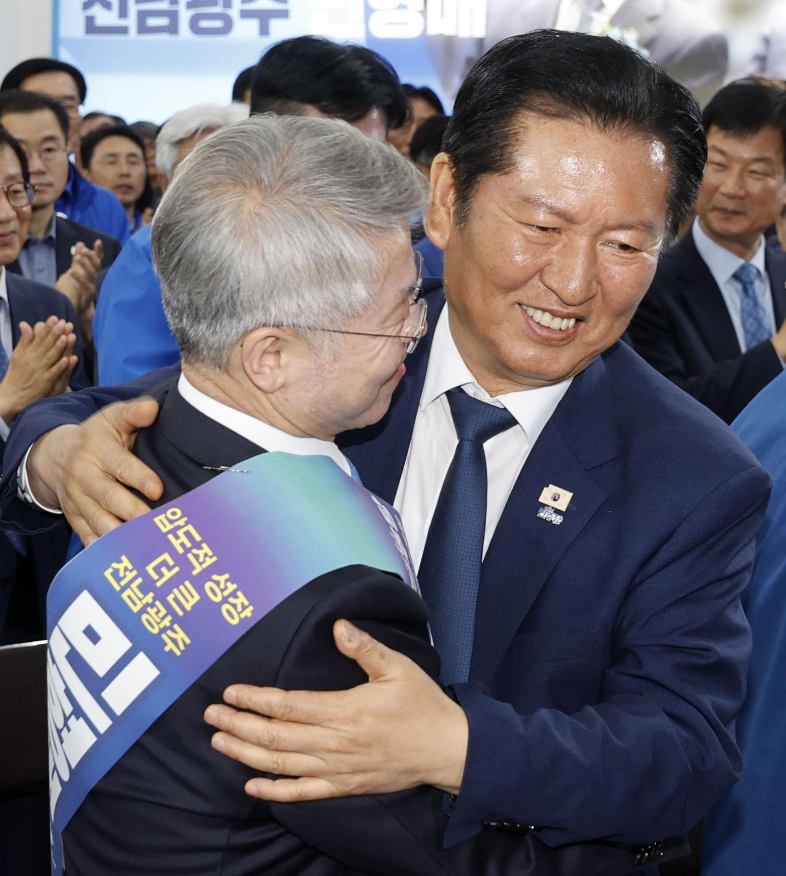 전남광주시장 후보와 포옹하는 정청래
더불어민주당 정청래 대표(오른쪽)가 10일 광주 서구에서 열린 민형배 전남광주통합특별시장 후보 선거대책위원회 출범식에 참석해 활짝 웃으며 민 후보와 포옹하고 있다. 광주=뉴스1