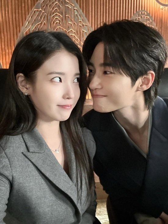 아이유, 변우석과 초밀착 투샷 공개…설렘 유발 눈빛