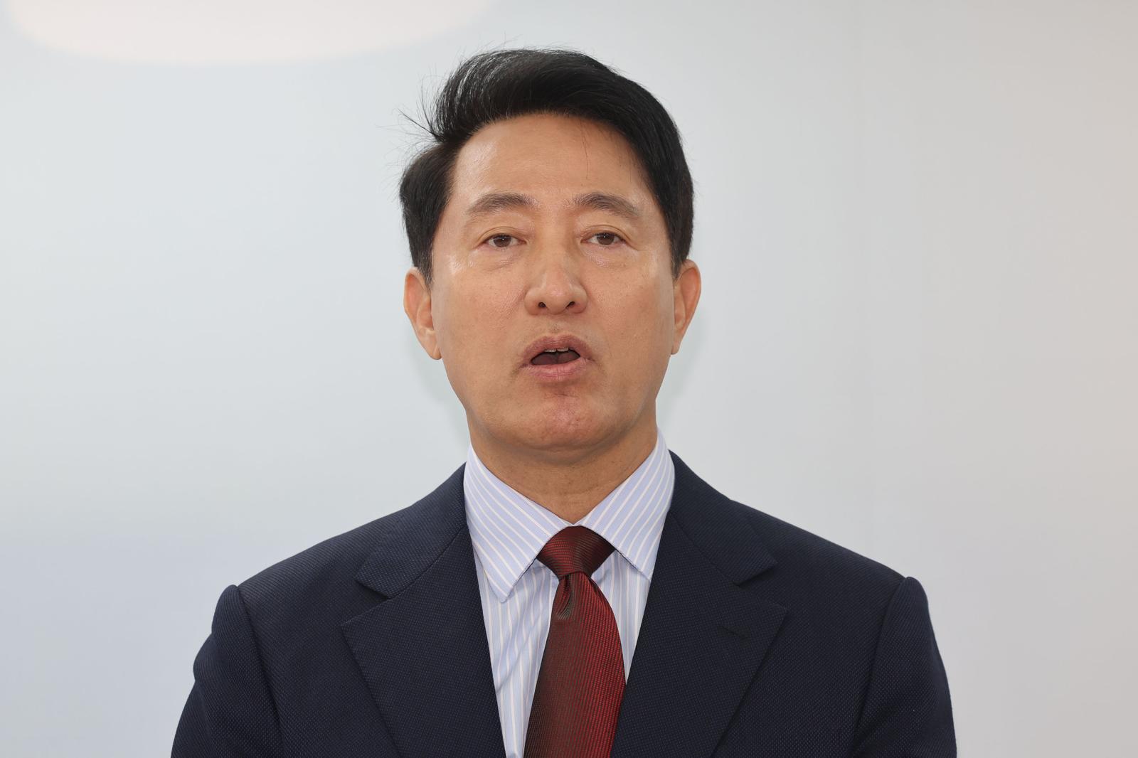 오세훈 국민의힘 서울시장 후보가 10일 서울 종로구 오세훈 캠프 사무실에서 교통공약 발표를 마치고 취재진 질의에 답하고 있다. 2026.05.10. 서울=뉴시스