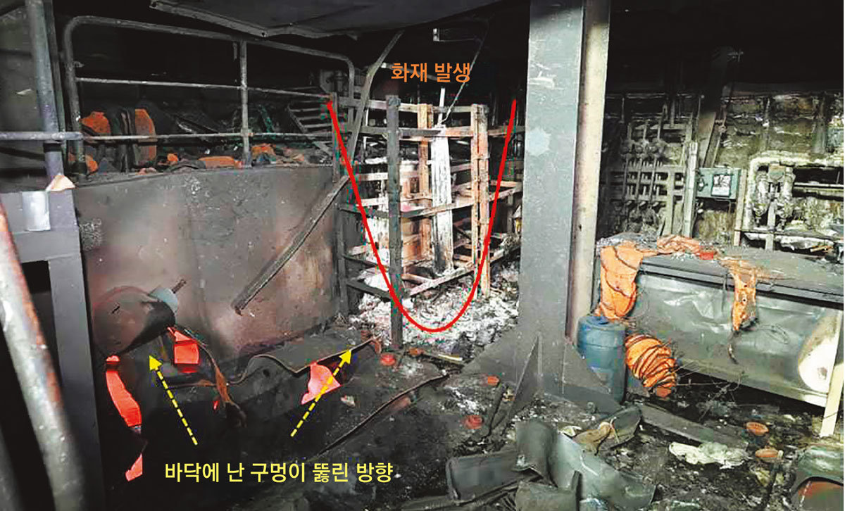 폭발 당시 발생한 화재로 선체 내부가 불에 탄 모습이다. 외교부는 “공격 주체는 아직 확인되지 않았다”고 밝혔다. 외교부 제공