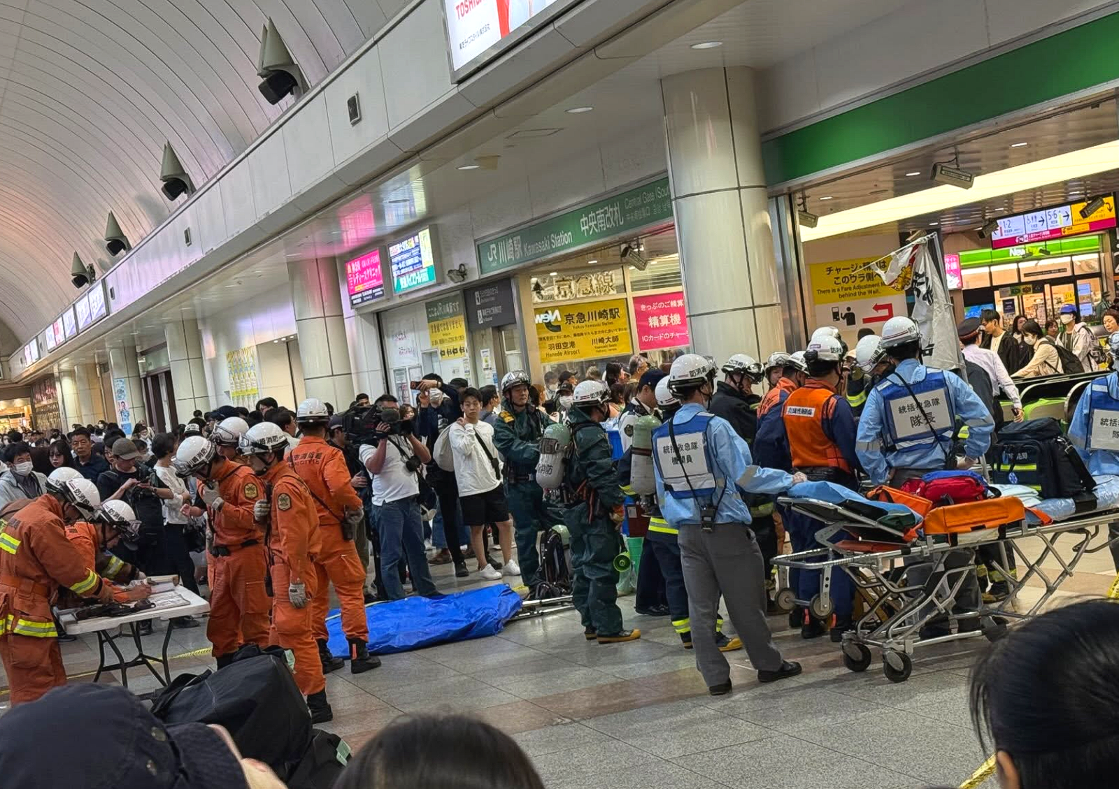 “매운 냄새에 비명” 日전철 스프레이 테러…승객들 대피