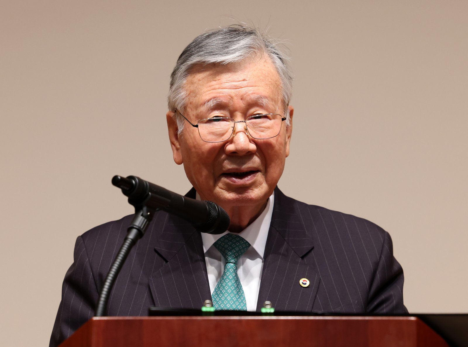 이중근 부영그룹 회장이 5일 오전 서울 중구 부영 태평빌딩에서 열린 부영그룹 시무식에 참석해 신년사를 하고 있다. 뉴시스