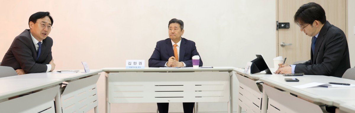 화정평화재단은 5월 7일 동아닷컴 대회의실에서 ‘미-이란 전쟁 종전과 미중 정상회담’ 을 주제로 연구위원 간담회를 가졌다. 신범철 세종연구소 수석연구위원, 김한권 국립외교원 교수, 김인한 이화여대 정치외교학과 교수(왼쪽부터)가 토론하고 있다. 변영욱 기자 cut@donga.com