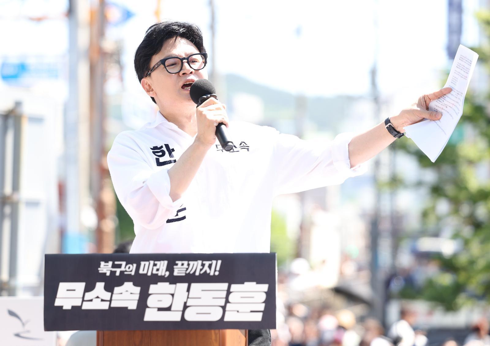 한동훈 무소속 6·3 국회의원 부산 북갑 보궐선거 후보가 9일 부산 북구 구포시장 인근 쌈지공원에서 공식 출마 기자회견을 하고 있다. 뉴시스