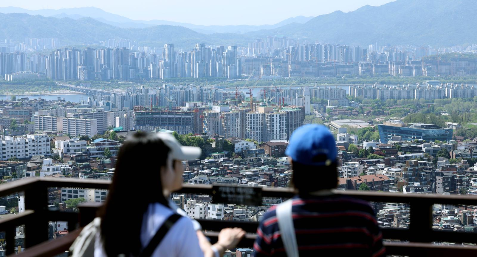 24일 서울 남산에서 바라본 아파트 건설 현장. 2026.04.24 [서울=뉴시스]