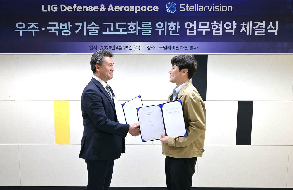 4월 29일 업무 협약을 맺고 서로 악수하는 (왼쪽부터)유진태 LIG D&A 우주사업부 사업부장 상무와 이승철 스텔라비전 대표 / 출처=IT동아