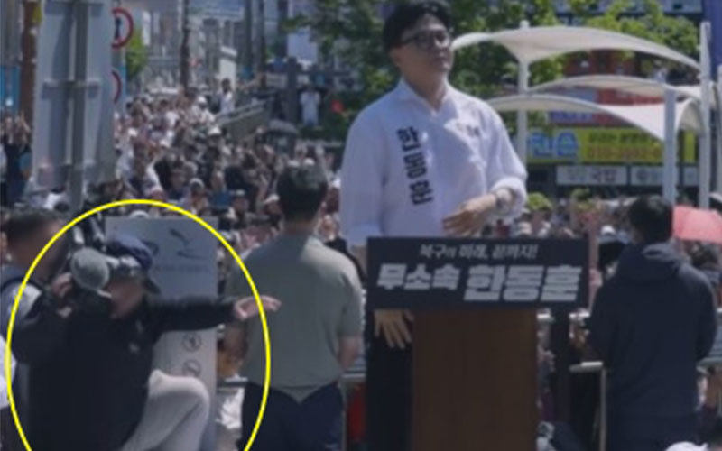 9일 부산 북구 구포시장 인근에서 진행된 무소속 한동훈 후보 출마 기자회견 도중 한 방송사 카메라 기자가 단상에서 떨어졌다. 유튜브 채널 ‘한동훈’ 영상 캡처