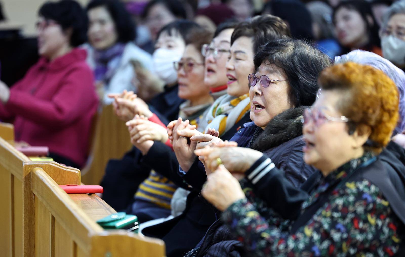 3일 서울 마포구 신촌감리교회에서 열린 2026학년도 일성여자중·고등학교 입학식에서 신입생들이 손을잡고 노래를 부르고 있다.   일성여자중·고등학교는 제때 학업을 마치지 못한 40대에서 80대까지의 여성 만학도들이 중·고등학교 과정을 공부하는 2년제 학력인정 평생학교이다. 2026.03.03 뉴시스