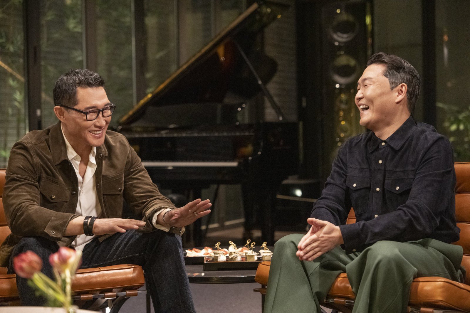 가수 싸이(오른쪽)가 CNN 인터내셔널 다큐멘터리 ‘K-Everything’(케이 에브리띵) 시리즈의 ‘K팝’ 에피소드에서 한국계 미국 배우 대니얼 대 김과 대담을 나누고 있다. CNN International 제공