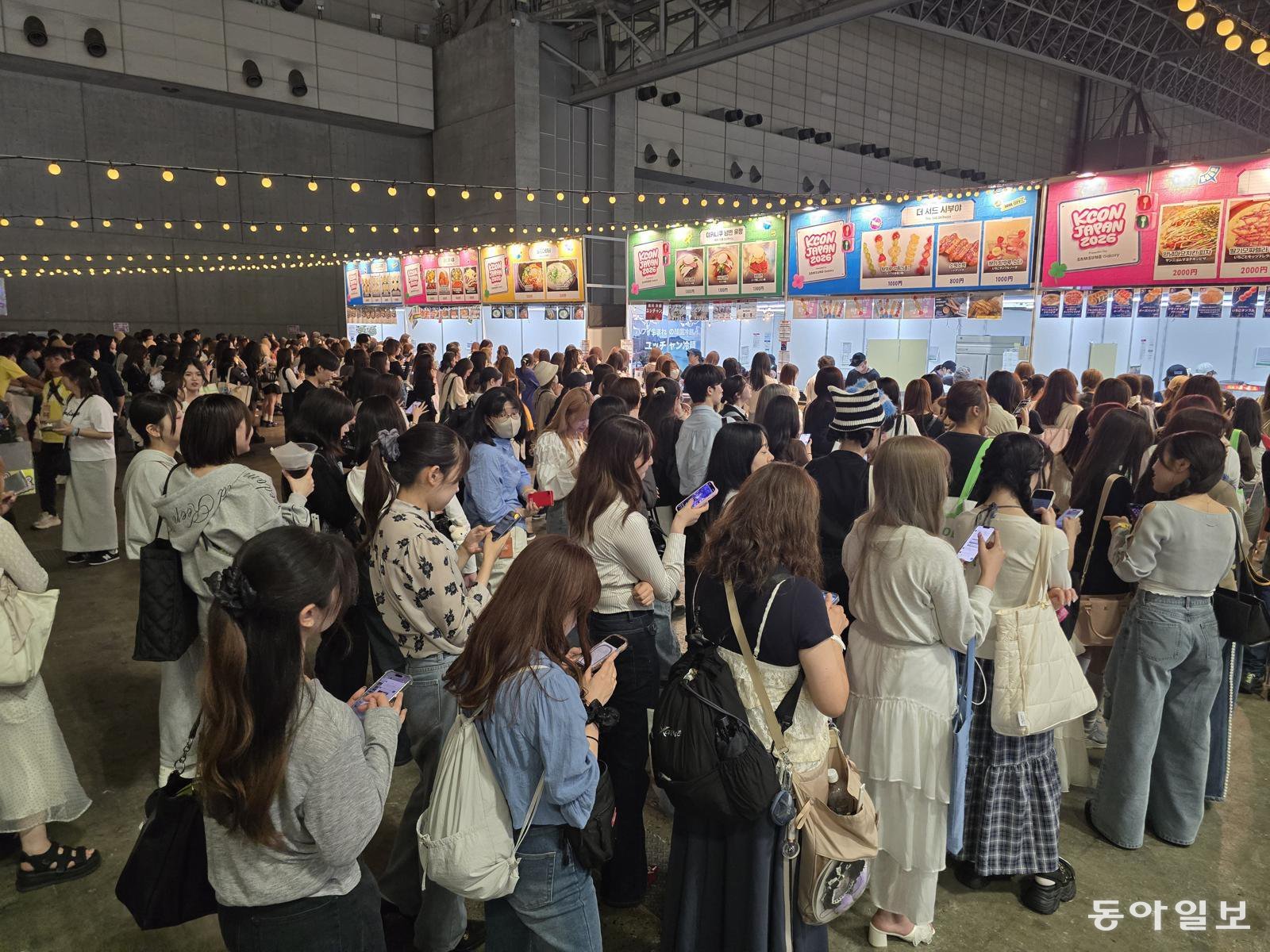 지난 8일 일본 지바현 마쿠하리 멧세에서 열린 ‘케이콘 재팬 2026’ 행사장 내에 ‘소떡소떡’ ‘냉면’ 등 한국 음식을 판매하는 상점 앞에 많은 방문객들이 구입을 위해 줄을 서고 있다. 지바=황인찬 특파원 hic@donga.com