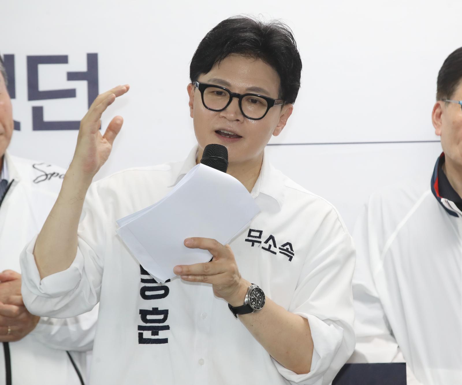 부산 북구갑 국회의원 보궐선거에 출마한 한동훈 무소속 후보가 10일 오후 부산 북구에서 열린 선거사무소 개소식에서 참석자를 소개하고 있다. 2026.5.10 뉴스1