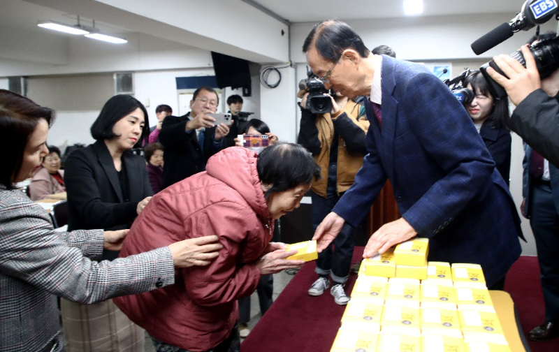만학도 고3 수험생들이 대학수학능력시험에 도전 하기 위해 2023년 11월 14일 서울 마포구 일성여자중고등학교에서 김정자 학생(43년생. 81세 )이 이선재 교장으로 부터 대입수능을 기원하며 떡을 전달하고 있다.