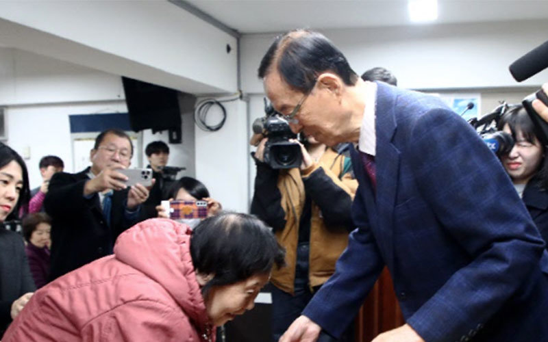 만학도 고3 수험생들이 대학수학능력시험에 도전 하기 위해 2023년 11월 14일 서울 마포구 일성여자중고등학교에서 김정자 학생(43년생. 81세 )이 이선재 교장으로 부터 대입수능을 기원하며 떡을 전달하고 있다.