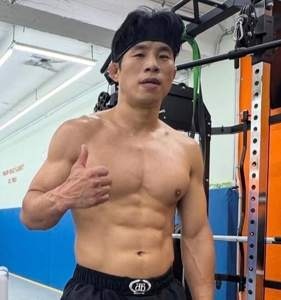 ‘작은 거인’ 정지현은 현역 때나 지금이나 변치 않은 식스팩을 자랑한다. 정지현 제공