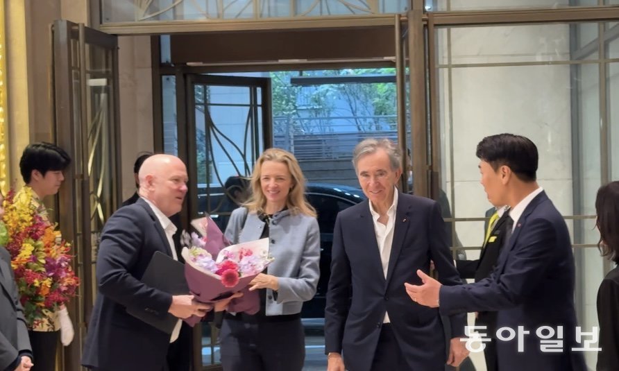 11일 서울 중구 롯데백화점 본점을 찾은 베르나르 아르노 루이비통모에헤네시(LVMH) 회장(왼쪽 세번째)과 장녀인 델핀 아르노 크리스찬 디올 CEO(왼쪽 두번째)가 정현석 롯데백화점 대표(맨 오른쪽)의 안내를 받고 있다. 김다연 기자 damong@donga.com