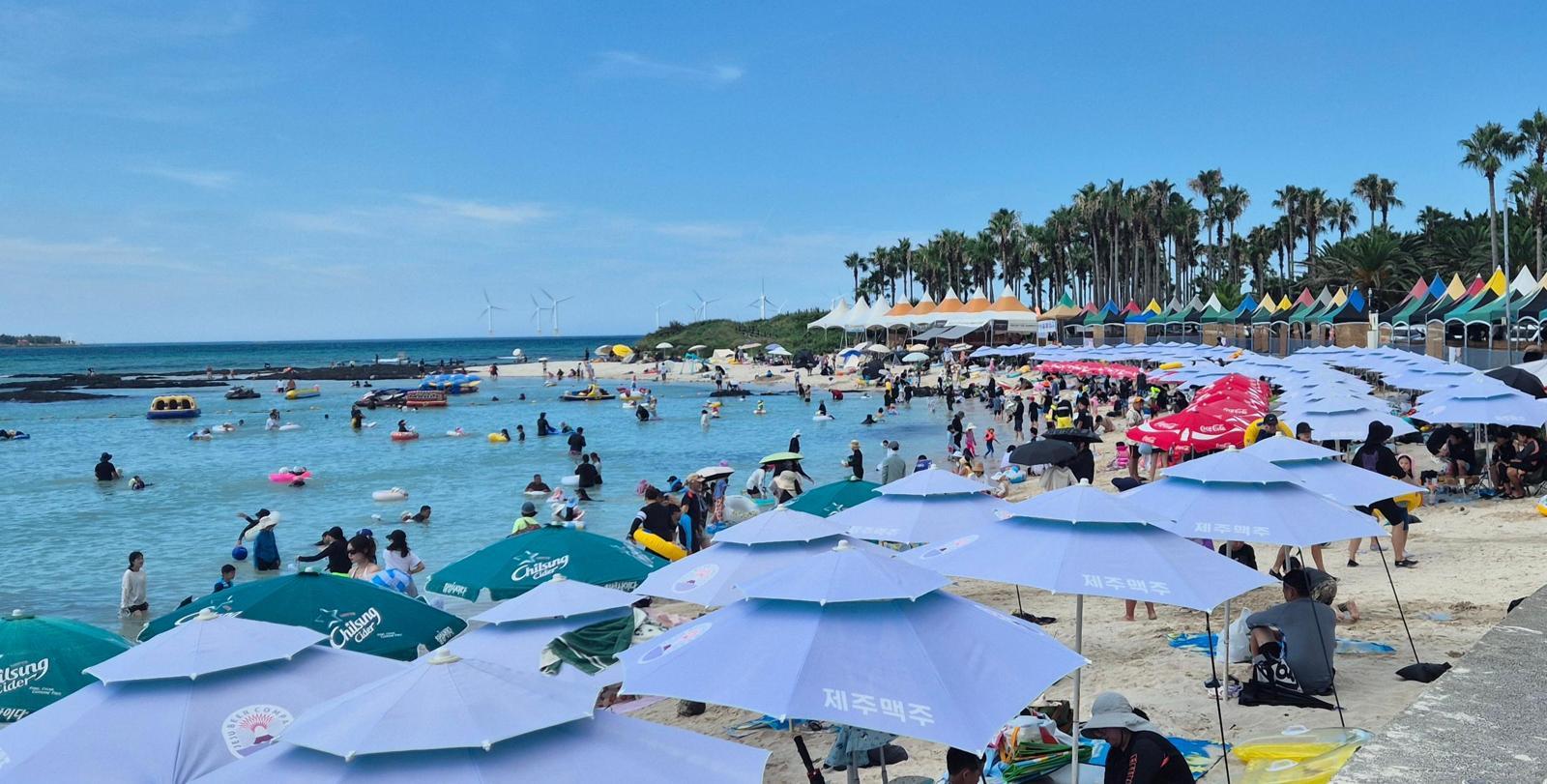 제주도는 올여름 해수욕장 개장 기간을 작년보다 6일 늘린 75일로 확정했다. 사진은 제주 금능해수욕장. 제주도 제공