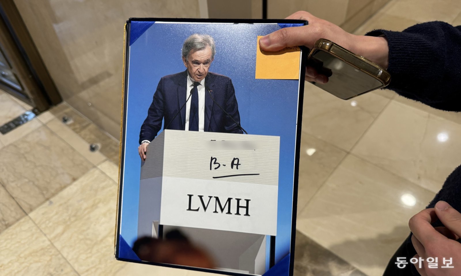 11일 서울 중구 롯데백화점 본점을 찾은 베르나르 아르노 루이비통모에헤네시(LVMH) 회장이 한 시민에게게 건넨 친필 서명. 김다연 기자 damong@donga.com
