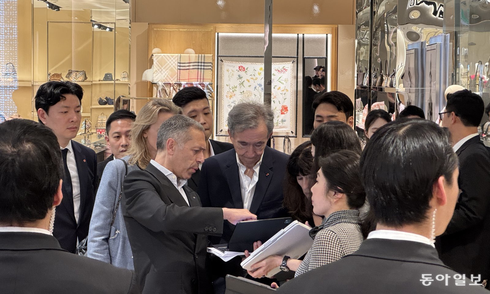 11일 서울 중구 롯데백화점 본점을 찾은 베르나르 아르노 루이비통모에헤네시(LVMH) 회장이 자사 주요 브랜드 관계자들과 디올 매장을 점검하고 있다. 김다연 기자 damong@donga.com