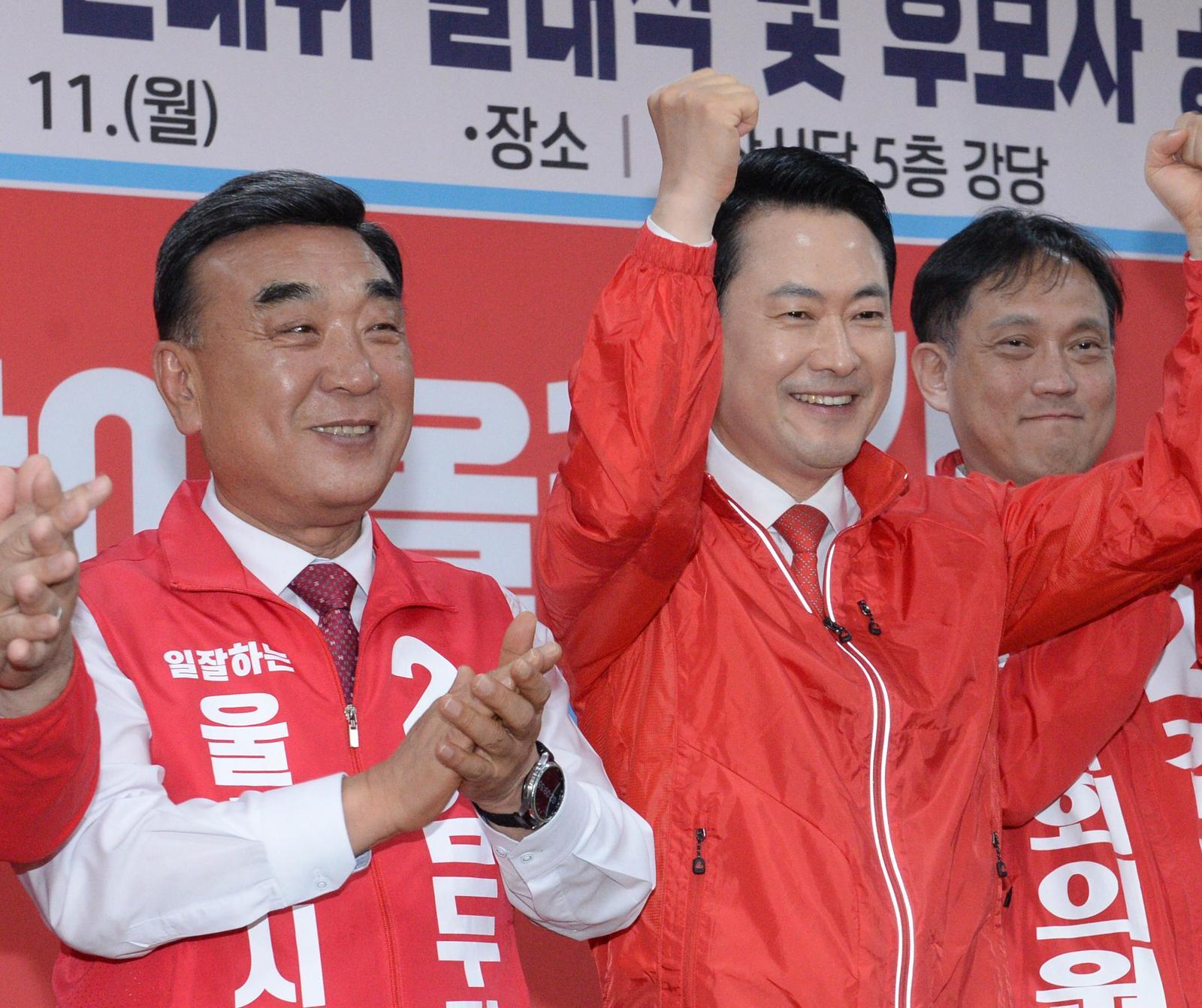 장동혁 국민의힘 대표(가운데)가 11일 울산 남구에서 열린 울산선대위 발대식 및 후보자 공천장 수여식에서 김두겸 울산시장 후보(왼쪽)와 김태규 울산 남갑 국회의원 후보와 함께 승리를 다짐하고 있다. 울산=뉴시스