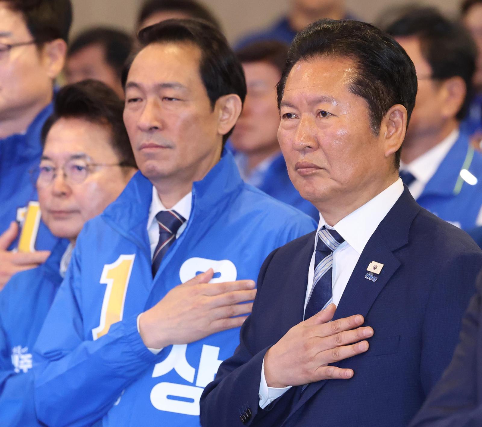 더불어민주당 정청래 대표(오른쪽)와 우상호 강원도지사 후보(가운데)가 11일 강원 춘천시 스카이컨벤션에서 열린 강원 공천자대회에서 국민의례를 하고 있다.
춘천=뉴스1