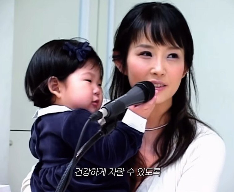 고 최진실과 안겨있는 최준희. 최준희 인스타그램 캡처