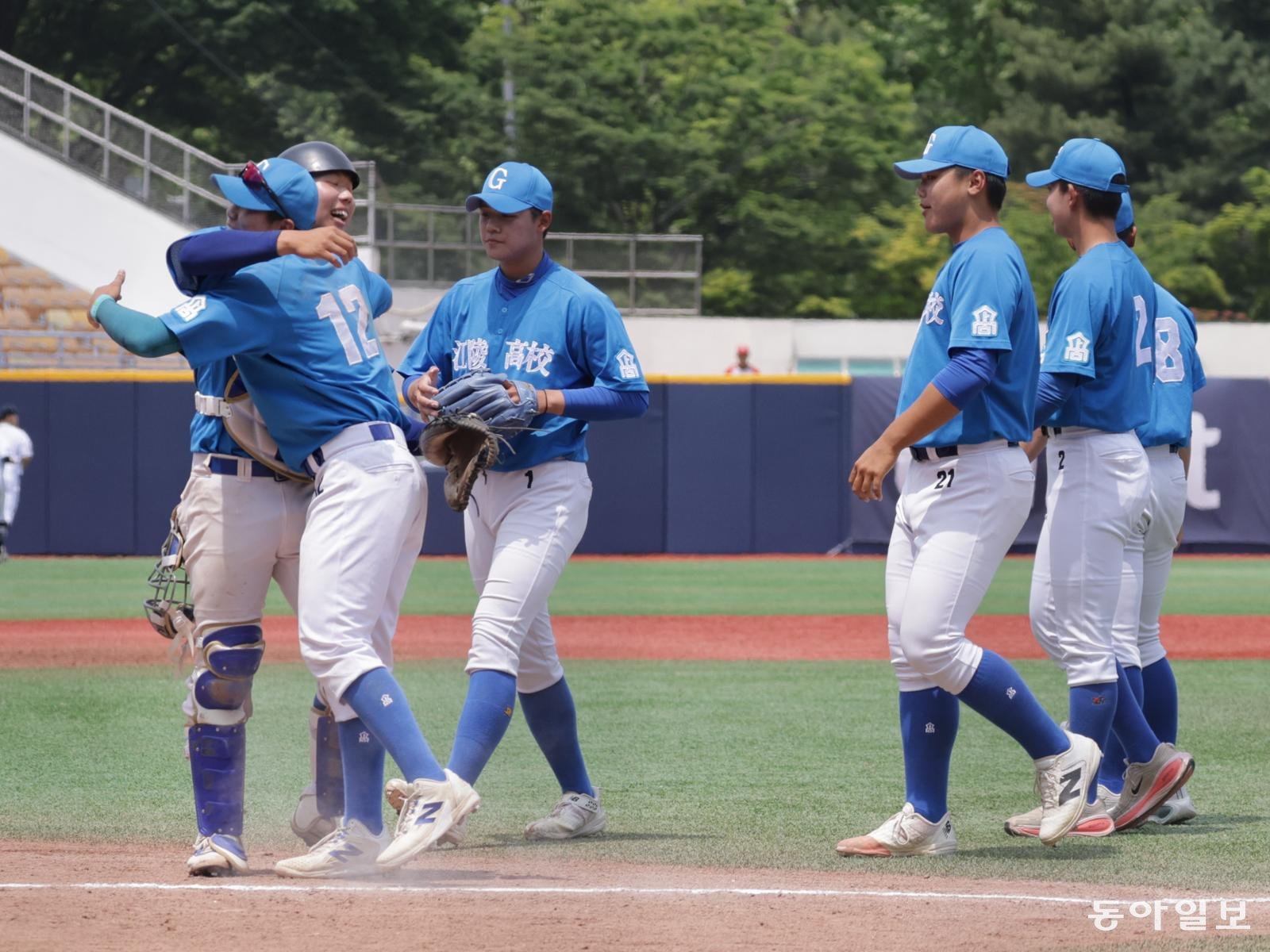 Gangneung High School, which won its first championship after defeating Daegu High School in 2021, defeated Daegu High School again and advanced to the semifinals [Golden Lion]