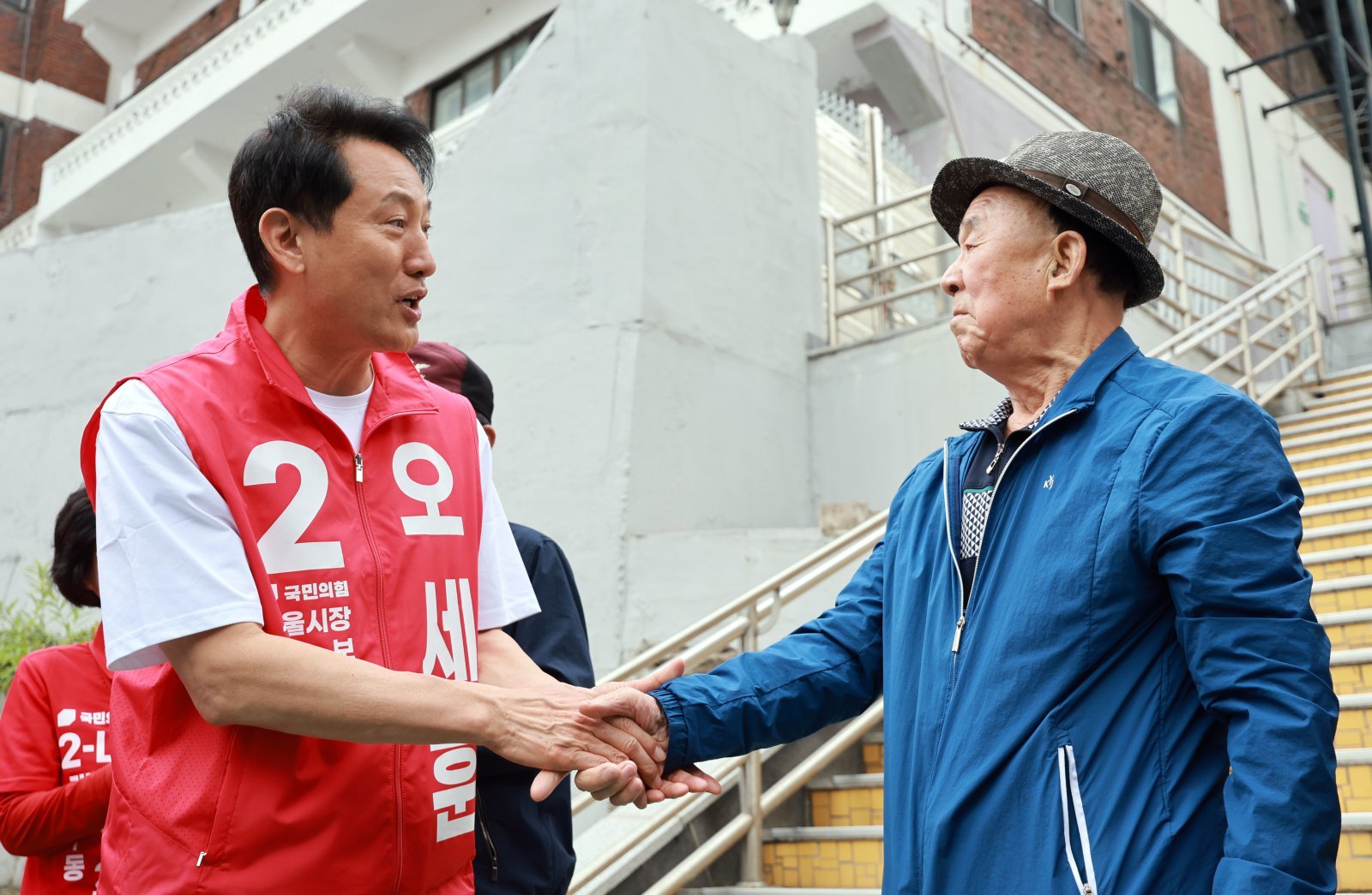 오세훈 국민의힘 서울시장 후보가 11일 서울 구로구 고지대 주택가 일대를 찾아 어르신과 악수를 나누고 있다. 2026.5.11 뉴스1