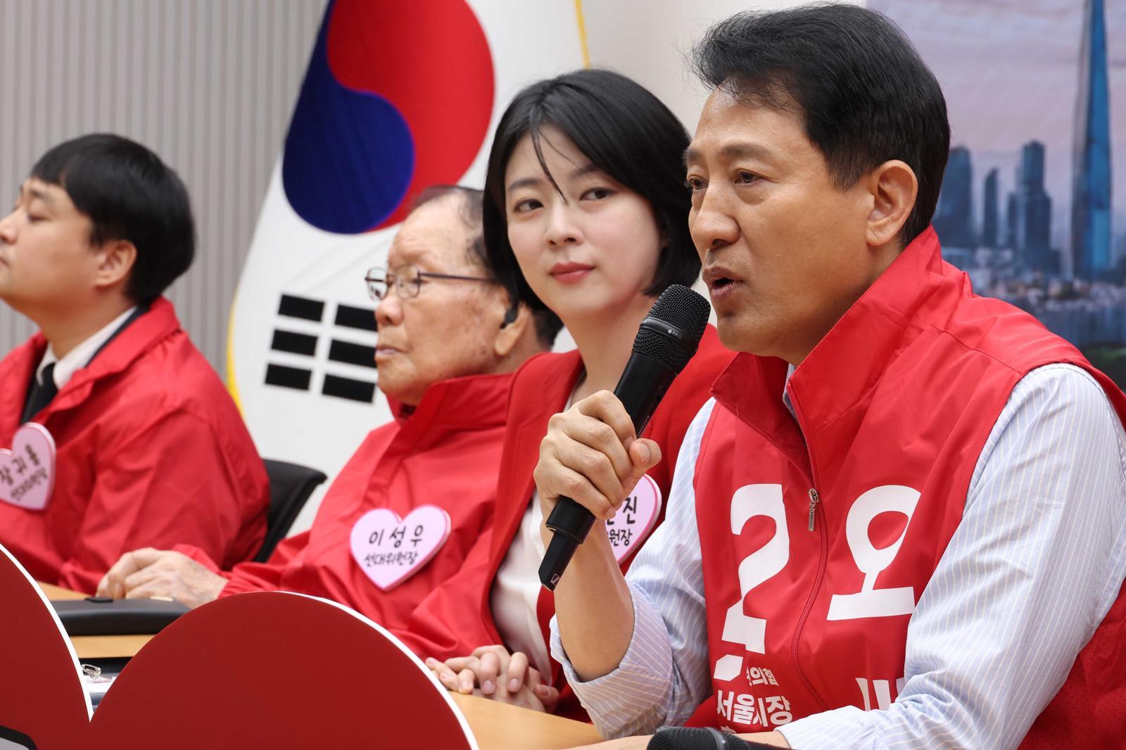 오세훈 국민의힘 서울시장 후보가 12일 오후 서울 여의도 중앙당사에서 열린 서울시당 선대위 발대식 및 선대위-서울시장 후보 연석회의에서 발언을 하고 있다. 뉴시스