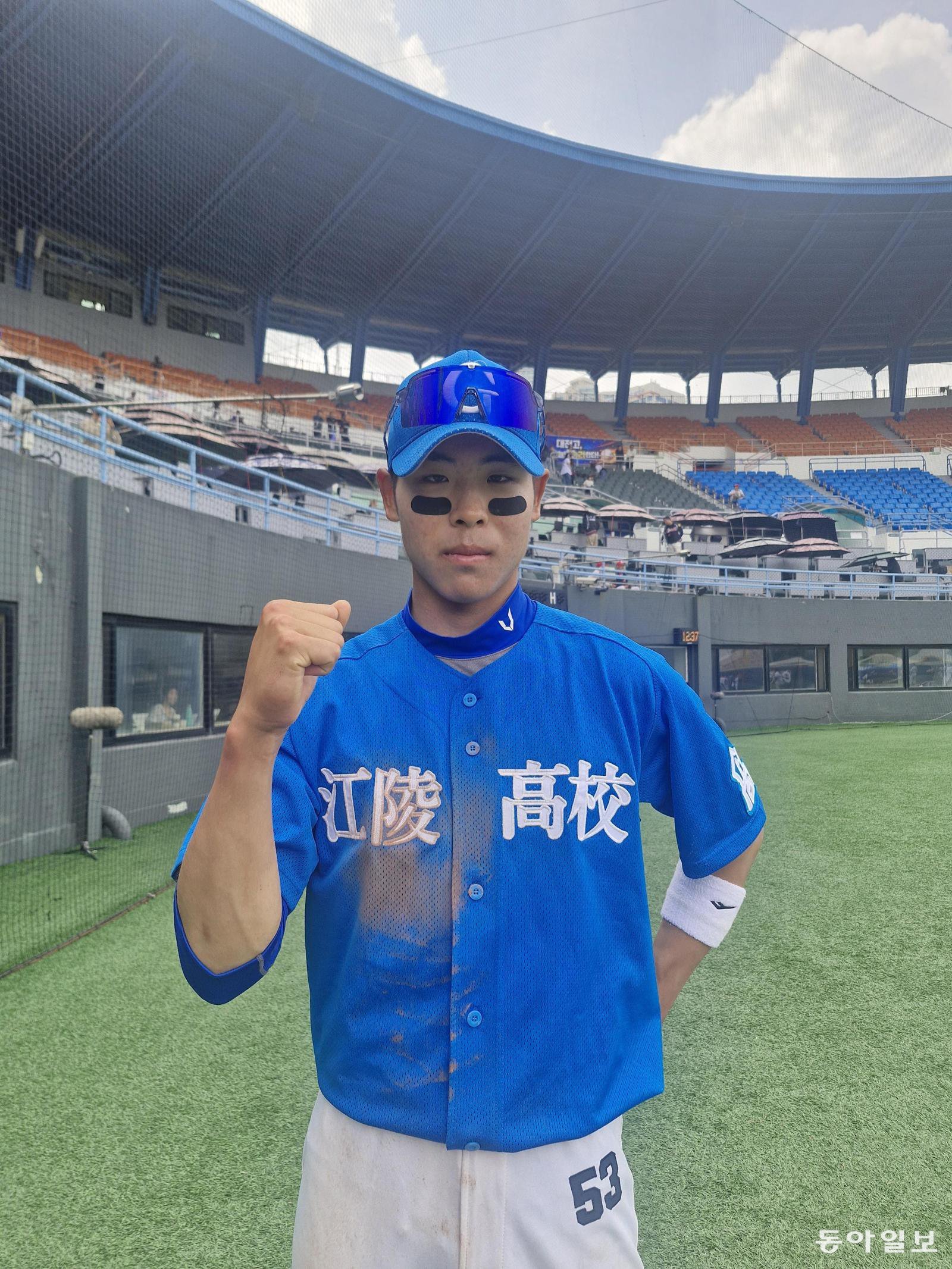 강릉고 고교 2학년 ‘톱타자’ 전나엘(왼쪽)이 12일 서울 목동야구장에서 열린 제80회 황금사자기 겸 고교야구 주말리그 왕중왕전 8강전을 마친 뒤 주먹을 쥐어 보이고 있다. 강릉고는 이날 3타수 2안타(1홈런) 2타점으로 활약한 전나엘을 앞세워 대구고에 8-0, 7회 콜드게임 승리를 거뒀다. 이소연 기자 always99@donga.com